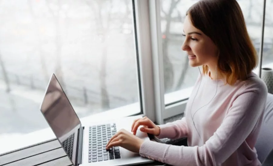 Minitab InfoCenter January Topic 1 Editorial woman working on laptop opening image