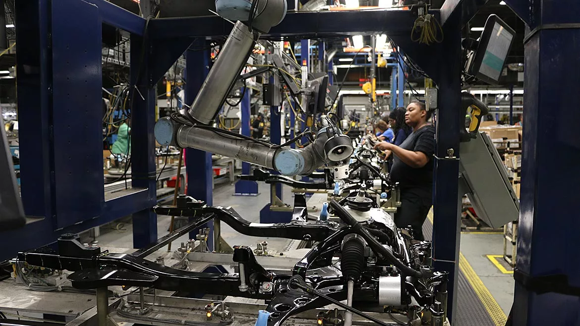 VS 0723 Cobots Side Inspection With Workers