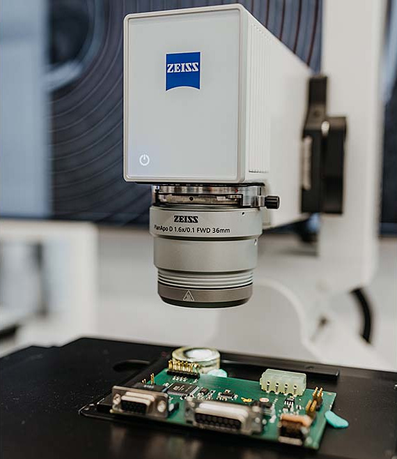Smart zoom microscope for visualizing and segmenting parts