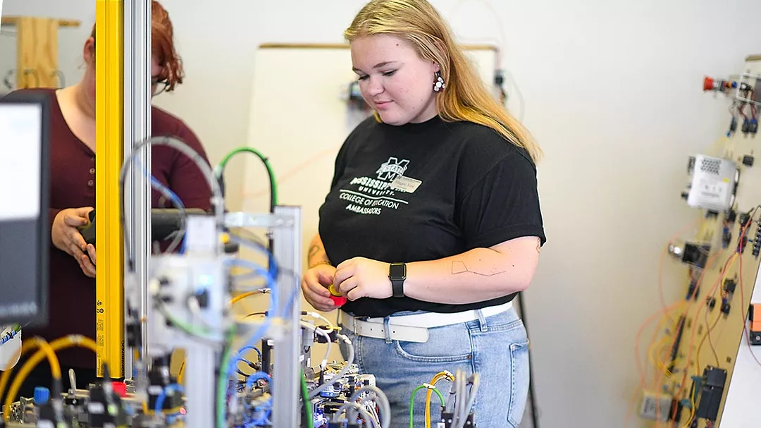 04 QM 0124 Lara Threet Column Industrial Technology Program. Two students in a project-based classroom.