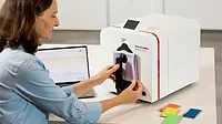 Woman using the Spectro 1000