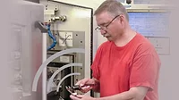 QM0225-FEAT-MeasureMahr-_p1FT-MarCal--16-EWRi---Machinist-Measr-Part-at-CNC--BI_DSC03834-B.jpg QM0225-FEAT-MeasureMahr-_p1FT-MarCal--16-EWRi---Machinist-Measr-Part-at-CNC--BI_DSC03834-B.jpg