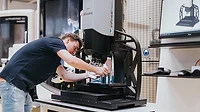 An employee working on the BrukerAlicona-FocusX (c)die Sonne