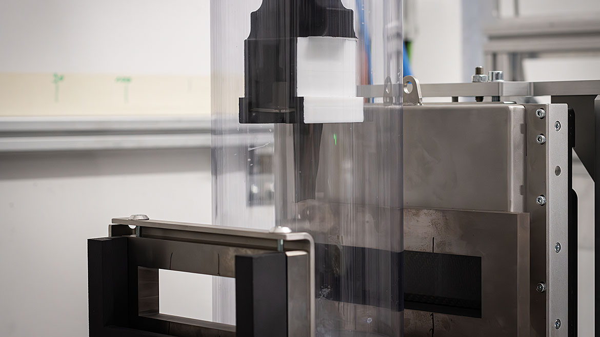 A turbine blade in front of a photon counting detector