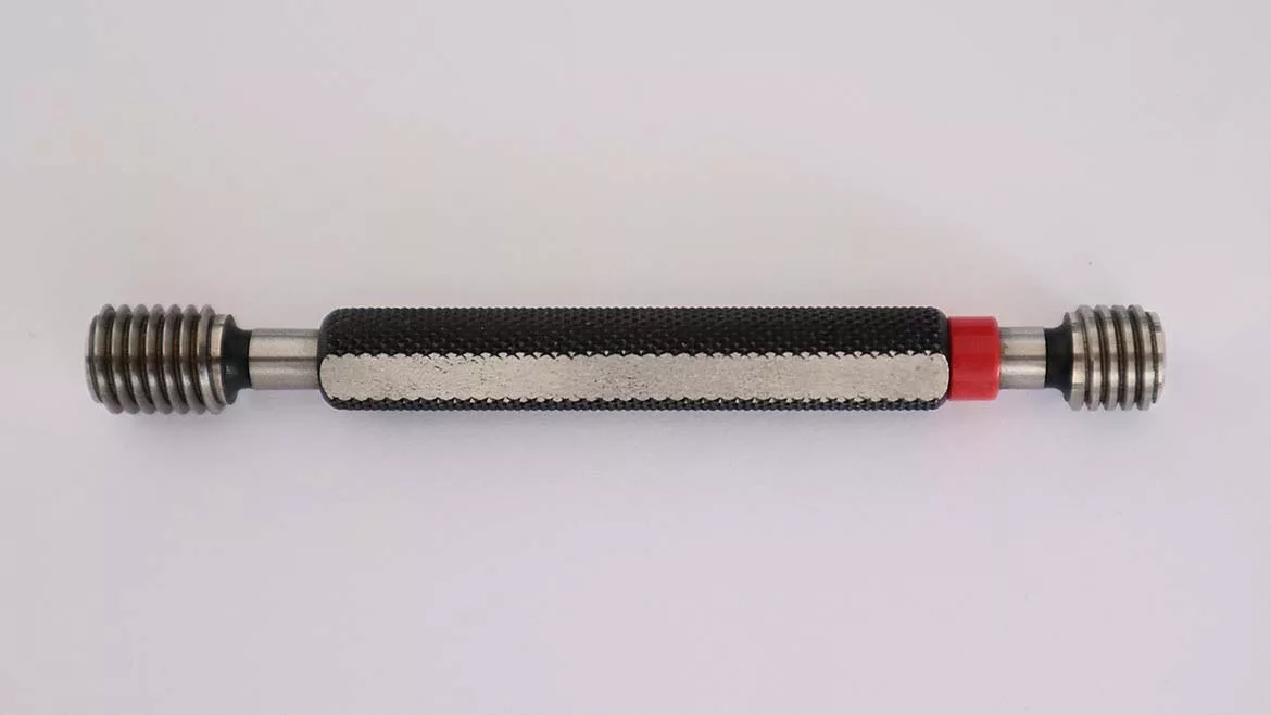 The image shows a go/no-go thread plug gauge, a precision tool used for quality control of internal threads. 