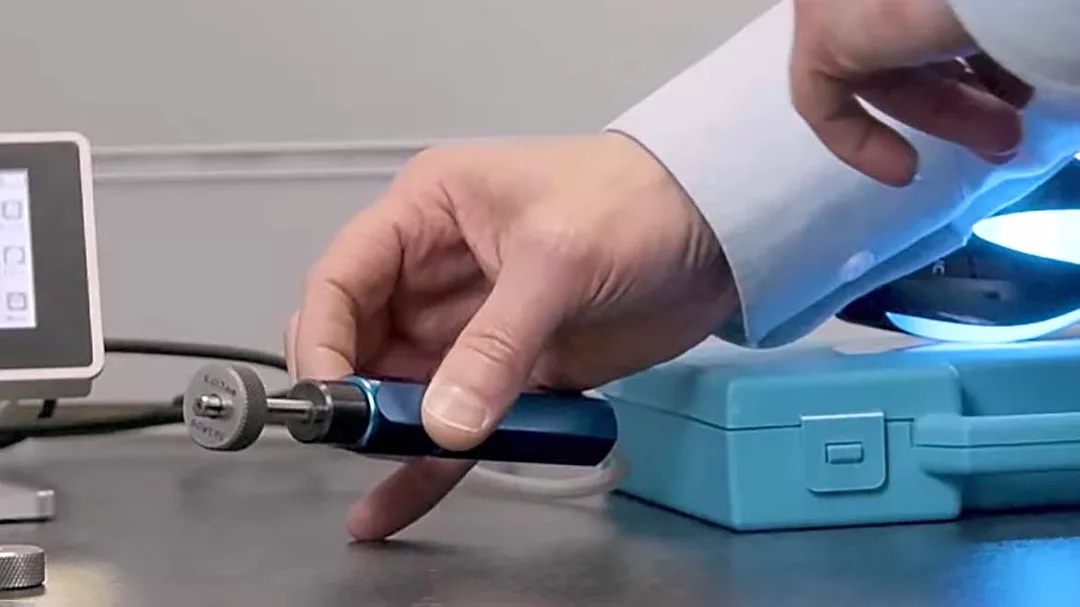 The item shown is a dental turbine handpiece, commonly used for high-speed drilling and polishing in dental procedures.
