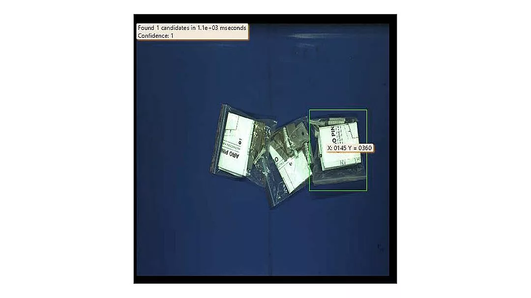 The image displays a screenshot from a robot-assisted bin-picking system used to identify and organize plastic accessory bags.