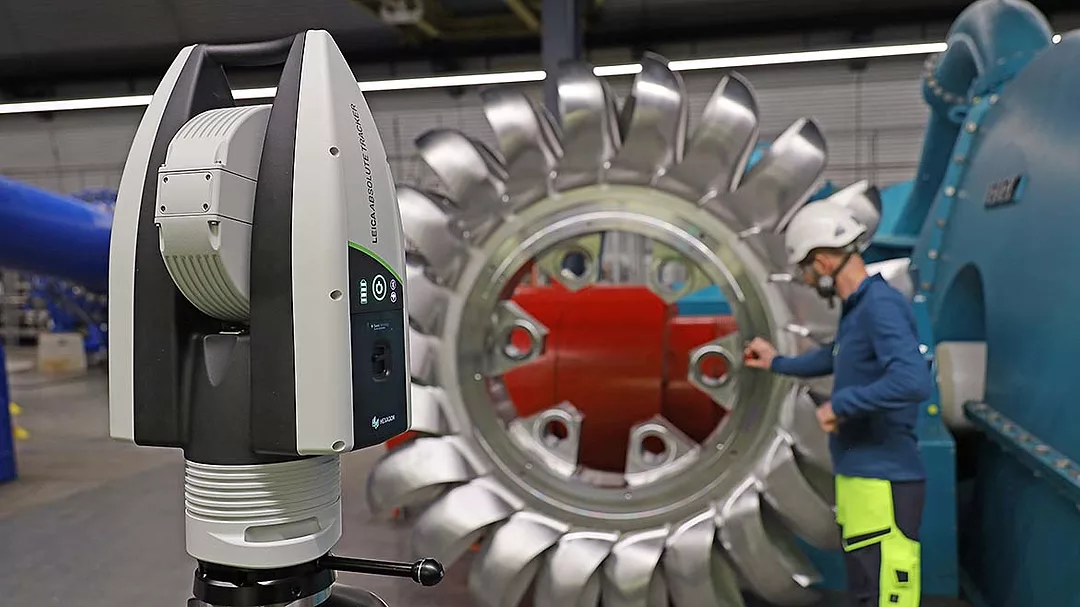 The item shown is a Leica Absolute Tracker AT500, an ultra-portable laser tracking system used for large-scale 3D inspection. 