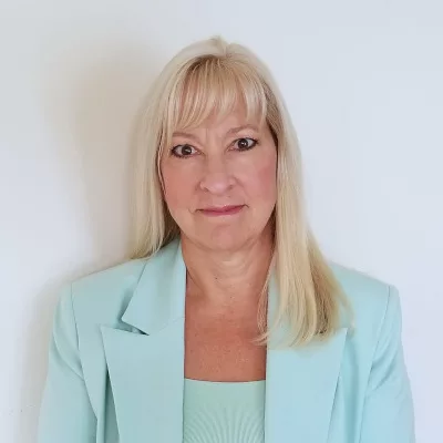 Lisa Weis 400x400 headshot